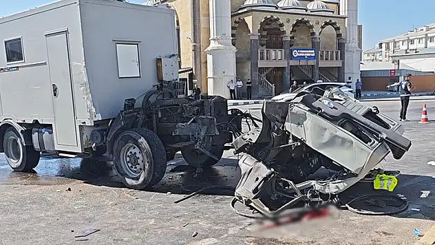 Konya yolunda tır ile karavanın çarpıştığı kazada 3 kişi yaralandı