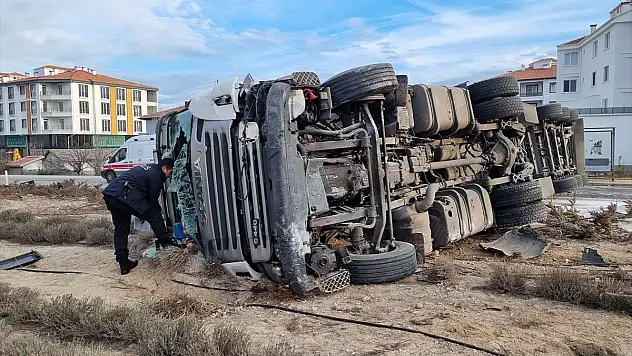Konya yolunda TIR ile otomobil çarpıştı: 5 yaralı