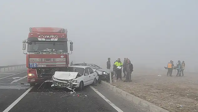 Konya yolunda tır, kırmızı ışıkta duran 4 araca çarptı