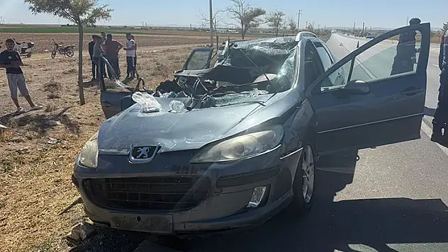 Konya yolunda tıra arkadan çarpan otomobil hurdaya döndü: 2 yaralı