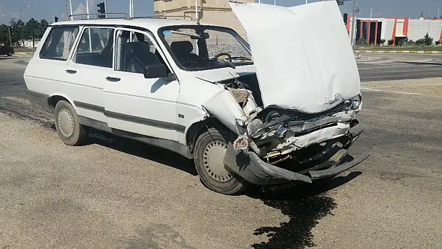 Konya yolundaki kaza yürekleri ağza getirdi! Ticari araç ile otomobil çarpıştı