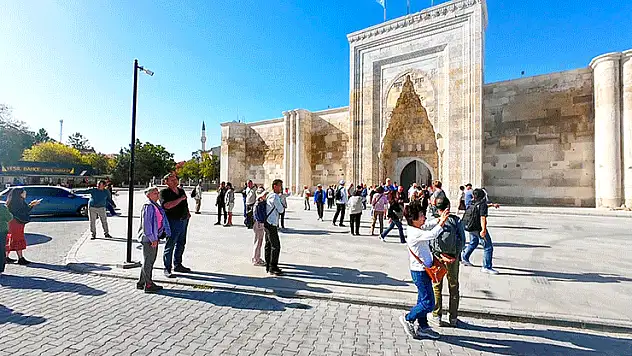 Konya yolundaki Sultanhanı Kervansarayı yerli ve yabancı turistlerin ilgi odağı