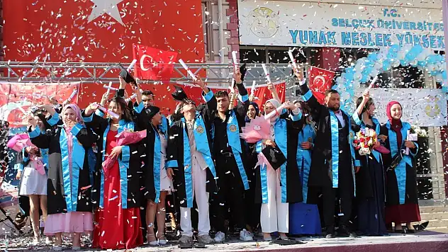 Konya Yunak'ta yüksekokul öğrencileri kep attı