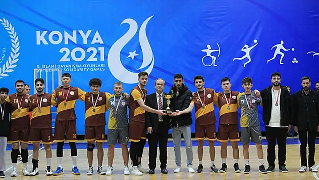 Konya yurtları voleybolda terledi