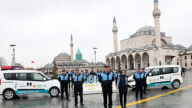 Konya zabıtası ziyaretçilere rehberlik ediyor