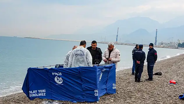 Konyaaltı sahilinde deniz üzerinde yarı çıplak erkek cesedi bulundu
