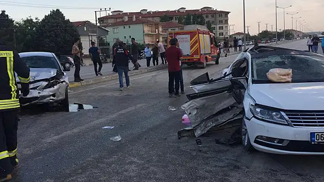 Konya'da 2 aracın karıştığı  kazada 1 çocuk öldü, 14 kişi yaralandı
