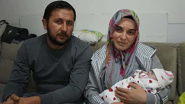 Konya'da 25 haftalıkken doğan  Asel bebek, 3,5 aylık tedavi sonrası ailesine kavuştu