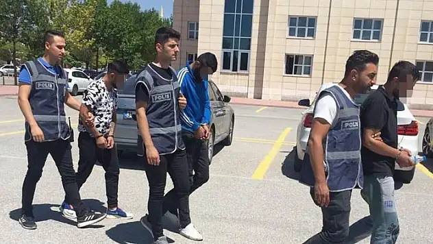 Konya'da 3 ayrı otomobili çalan hırsızlar yakalandı, 1'i tutuklandı