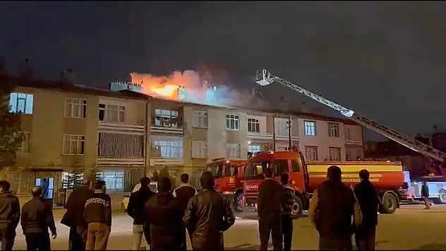 Konya'da 3 katlı apartmanın çatısında yangın paniği