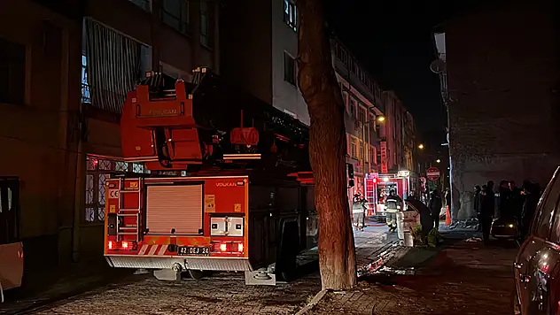 Konya'da 3 katlı binanın çatısında yangın paniği