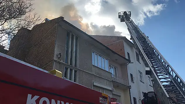 Konya'da 4 katlı bir binanın çatısı binanın çatısı alev alev yandı