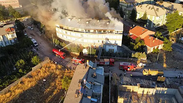 Konya'da 5 katlı binadaki yangın 3 saatlik çalışmayla söndürüldü
