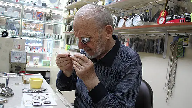 Konya'da 84 yaşındaki Lütfi Pınarcık, 66 yıldır saatlere ayar veriyor