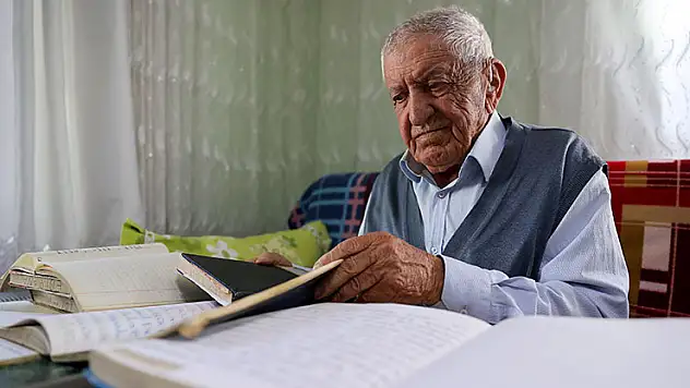 Konya'da 89 yaşındaki şair, azmiyle çevresindekilere örnek oluyor