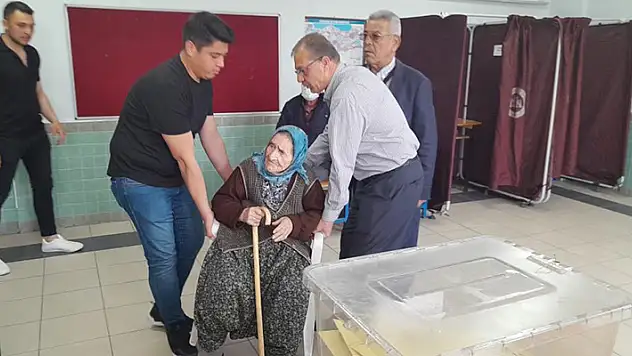 Konya'da 99 yaşındaki nine sandığa sandalyeyle getirildi
