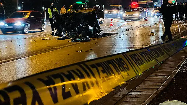 Konya'da ağaca çarpan otomobilden fırlayan yolcu kurtarılamadı