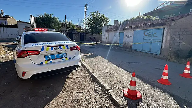 Konya'da ahşap plakaya takılan motosiklet duvara çarptı