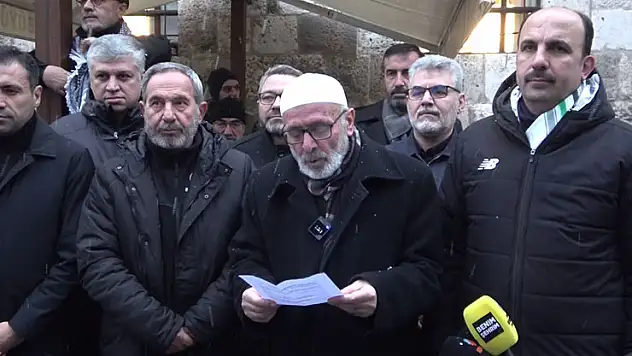 Konya'da aileler yeni yılın ilk sabah namazında camide buluştu
