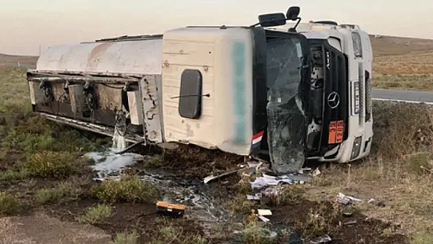 Konya'da akaryakıt yüklü tanker devrildi: Sürücüsü yaralandı