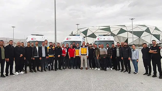 Konya'da ambulans sürücülerine zorlu parkurda güvenli sürüş eğitimi