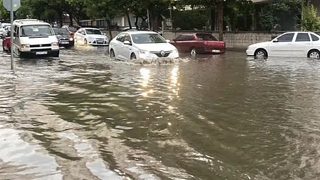 Konya'da ani sağanak yağış trafiği felç etti