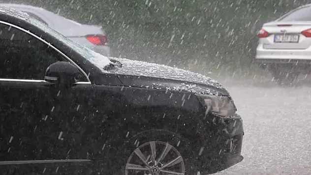 Konya'da aniden bastıran yağmur ve dolu etkili oldu