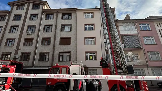 Konya'da apartmanın çatısında çıkan yangın korkuttu