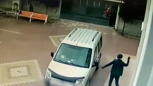 Konya'da araçtan para çalan hırsızlar kamerada