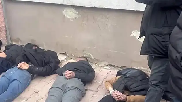 Konya'da aranan şahıs yakalanacağını anlayınca arkadaşlarıyla polise direndi