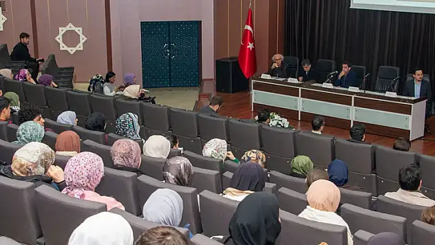 Konya'da Arapça Kariyer Buluşmaları Paneli düzenlendi