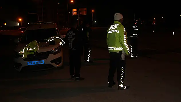 Arı kovanı yüklü kamyonet devrildi