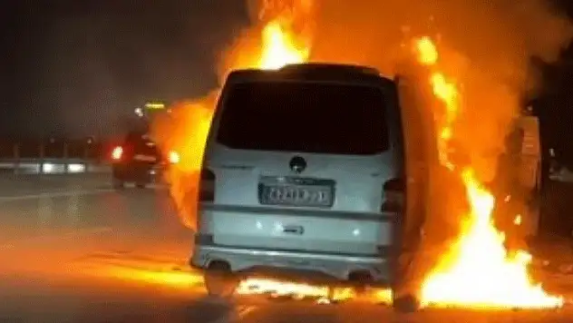 Konya'da arızalanan minibüs alevlere teslim oldu