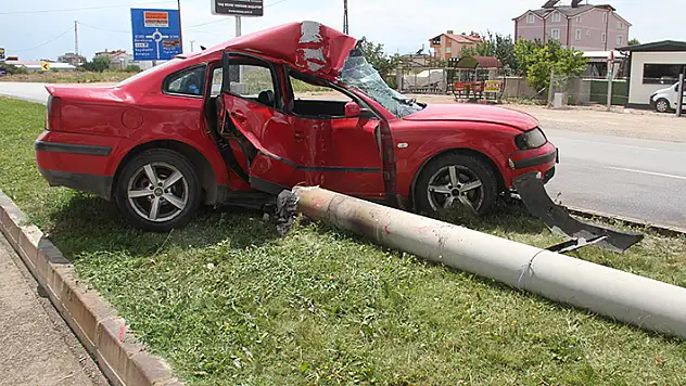 Konya'da aydınlatma direğine çarpan otomobilde 2 kişi yaralandı
