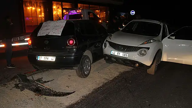 Konya'da bahçe duvarına ve park halindeki araca çarpan otomobildeki 4 kişi yaralandı