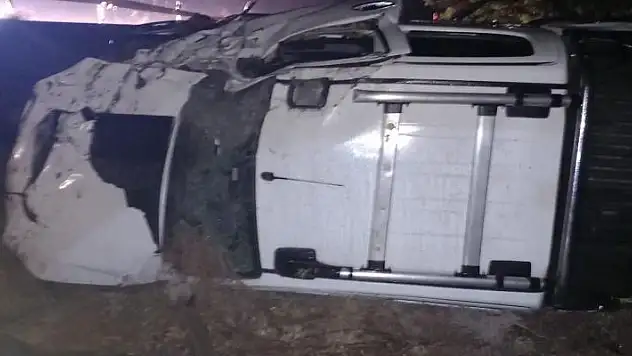 Konya'da bariyere çarpan otomobil takla attı: 2 yaralı
