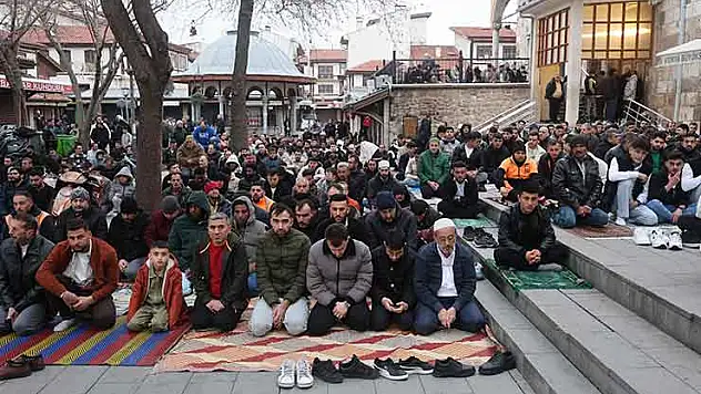 Konya'da Bayram Namazında camiler doldu