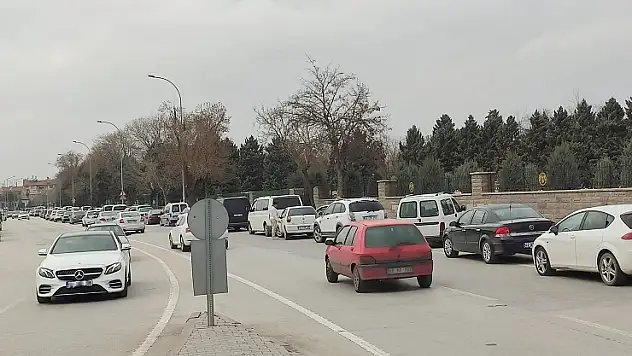 Konya'da bayramın ilk ziyareti mezarlıklara