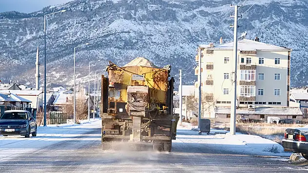 Konya'da belediye ekiplerinden buzlanmaya karşı solüsyon çalışması