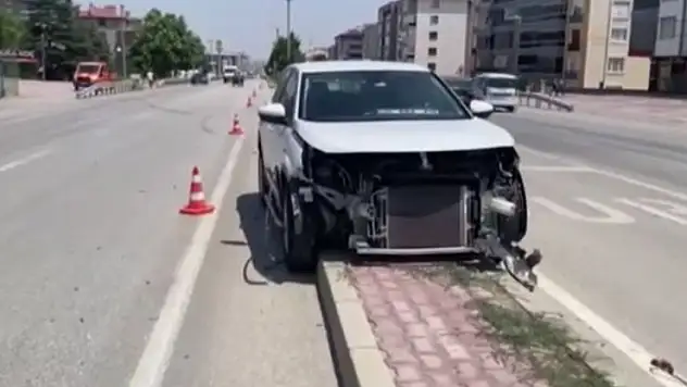 Konya'da beton mikseriyle temas eden araç refüje savruldu