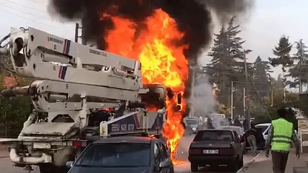Konya'da beton pompası alev alev yandı, 2 otomobil zarar gördü