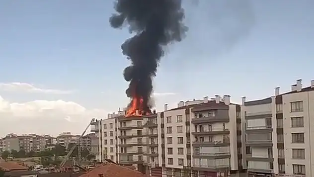 Konya'da binanın çatısında çıkan yangında hasar meydana geldi
