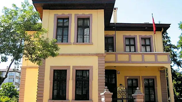Konya'da binlerce insan her gün bu evin önünden geçiyor