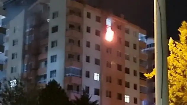 Konya'da bir apartmanın 9'uncu katı alevlere teslim oldu
