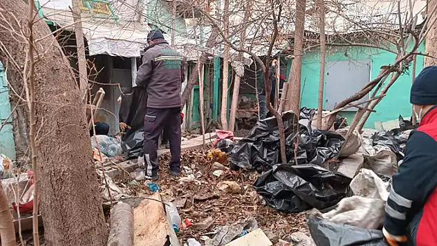 Konya'da bir evden 3 kamyon çöp çıktı

