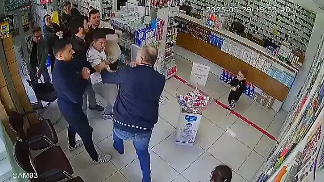 Konya'da boks ringine dönen eczanedeki kavga anı kamerada