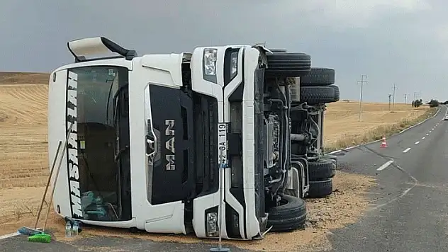 Konya'da buğday yüklü kamyon devrildi: 1 yaralı