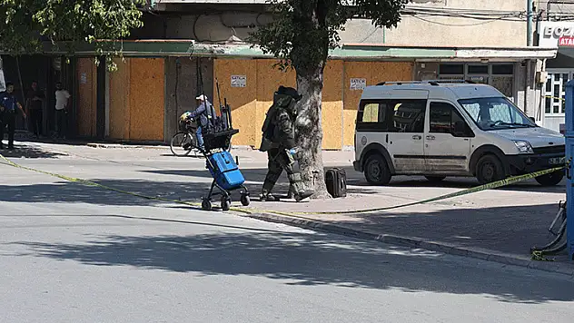 Konya'da caddeyi trafiğe kapattıran şüpheli valiz insanları korkuttu