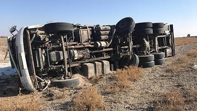 Konya'da cam yüklü kamyon devrildi: 1 yaralı

