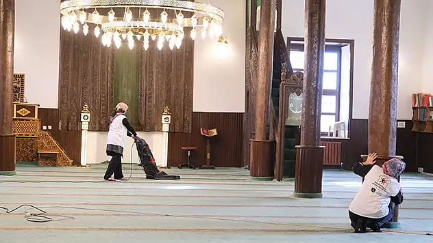 Konya'da camilerde ramazan temizliği telaşı